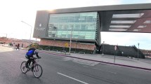 Imagen de Un joven con hipoacusia en Neuquén tuvo audífonos recién cuando fue a juicio