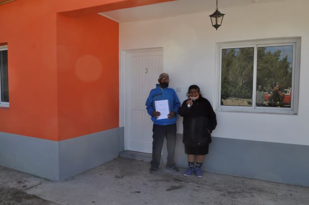 Doña Guillermina Huenupe y don Remigio Huenchunao felices  con su nueva casa. Foto: José Mellado. 