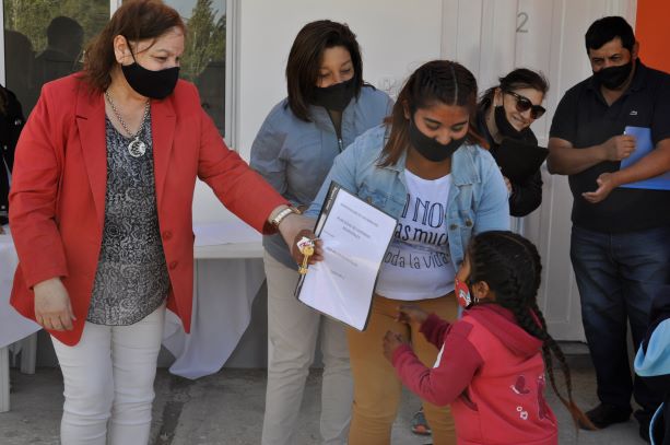 La gobernadora y la intendente encabezaron el acto de entrega de viviendas. Foto: José Mellado. 