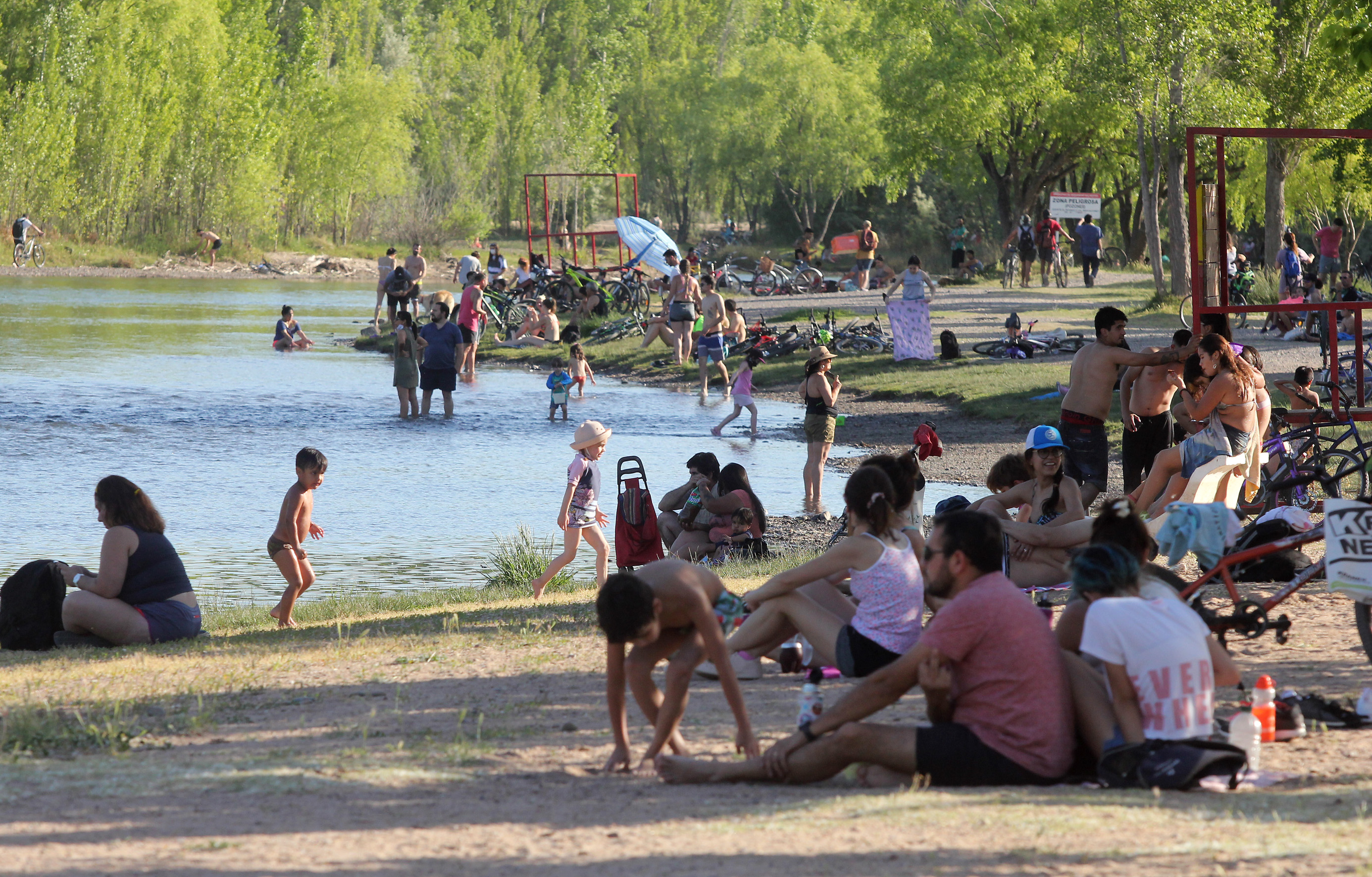 El Ejecutivo municipal de Neuquén trabaja en la ampliación de los balnearios para garantizar la distancia social entre los bañistas. (FOTO: Oscar LIvera)