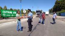 Imagen de Manifestantes de ATE levantaron el corte a refinería de Plaza Huincul