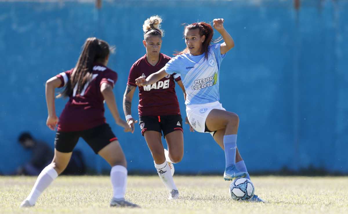 Mara debutó y se convirtió en la primera jugadora trans de la primera división del fútbol argentino. Fotos: AP 