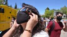 Imagen de Furor por los lentes para ver el eclipse que entrega la UNC en Neuquén