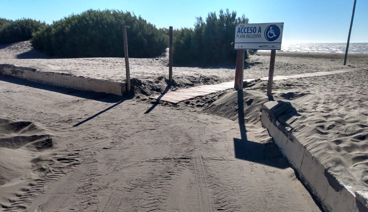 Realizaron los trabajos correspondientes de despeje de la arena. Foto Gentileza Municipalidad de Viedma.