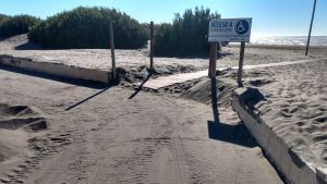 Despejaron la arena del acceso a la playa inclusiva en El Cóndor