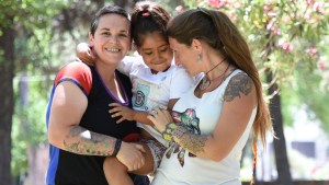 Nuevas familias: dos amigas adoptaron a una niña en Neuquén