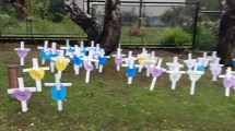 Imagen de Instalan cruces en la casa de García Larraburu, por su voto a favor del aborto legal