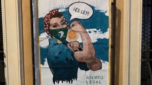 La «Bansky italiana» dedicó una obra a la legalización del aborto