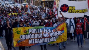 Quieren reactivar la minería en Chubut, pero hay marchas diarias en contra