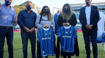 Imagen de El emotivo homenaje de Gimnasia a Maradona, con Dalma y Gianinna en la cancha