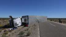 Imagen de Volcó un camión en la ruta 6, entre Roca y Casa de Piedra