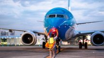 Imagen de Aerolíneas Argentinas comenzó a cancelar vuelos, por 1.200 empleados aislados