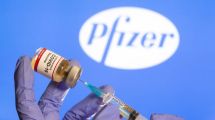 Imagen de El CEO de Pfizer afirmó que quizás sea necesaria una tercera dosis para reforzar la vacuna