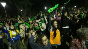 Vigilia y festejos: así se siguió la aprobación del aborto legal en Viedma