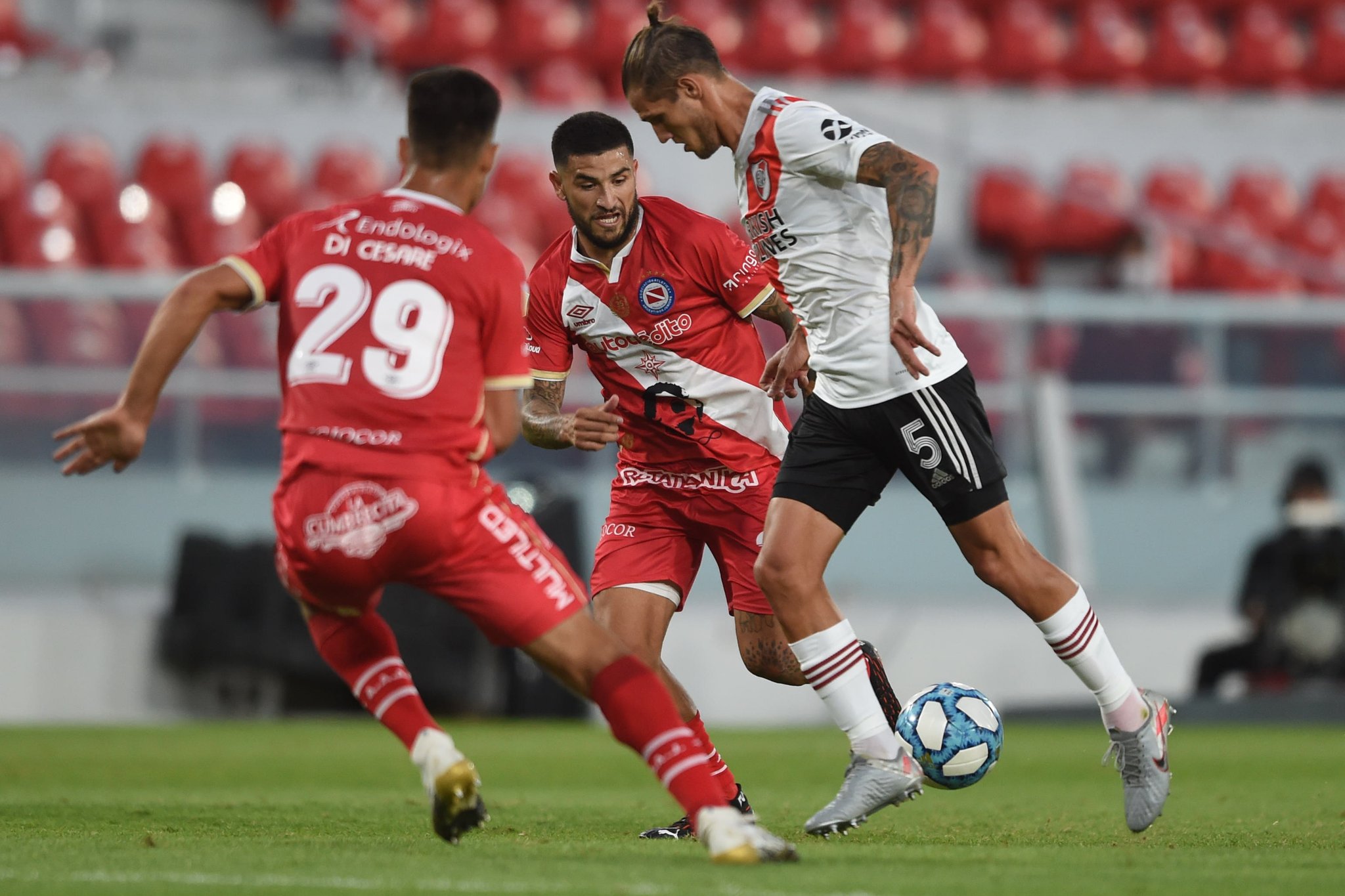 Zuculini y Elías Gómez protagonizan la acción. El Millo y el Bicho repartieron puntos. 