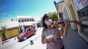 La violinista que le pone música a las calles de Viedma