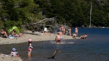 Imagen de ¿Buscas una playa tranqui en Bariloche? Un paseo por Lago Guillelmo, a 35 km de la ciudad