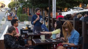 Polémica: en lugar de restringir, amplían horarios en restaurantes de Bariloche