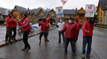 Imagen de Guardavidas de Bariloche reclaman y esperan una definición judicial