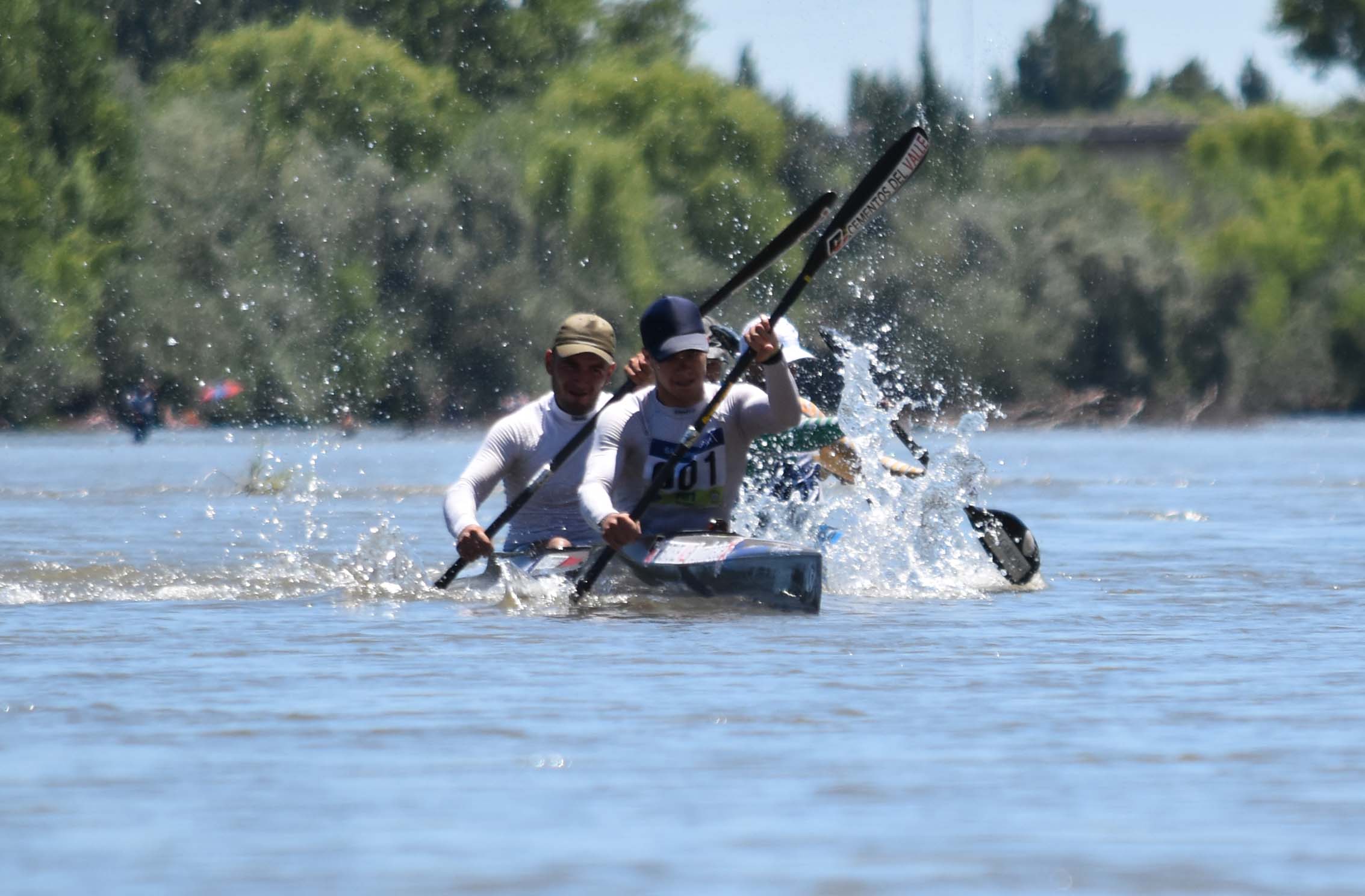 Damián Pinta y Facundo Lucero, al llegar primeros al final de la cuarta etapa en Choele Choel (Foto/Jorge Tanos) 