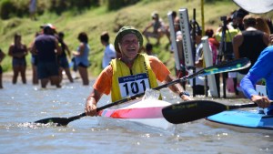 Regata del río Negro: los que se suben al bote y desafían el calendario