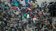 Imagen de La Policía de Guatemala reprimió una caravana de hondureños que migran a EEUU