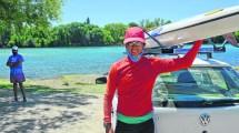 Imagen de Regata del río Negro: Cecilia se baja del kayak