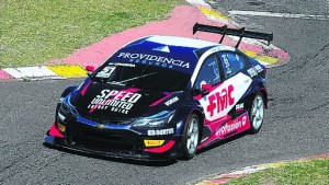 Manu Urcera redobla la apuesta para ganar en el Super TC 2000