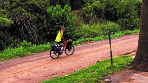 De Bariloche a Chaco en bici: el profe que pedaleó 2.800 km para ver a su familia