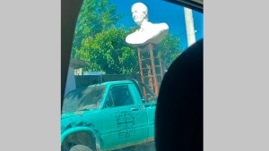 Un busto de Néstor Kirchner deambula en las calles de Junín de los Andes