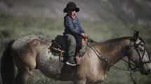 Imagen de Sueño cumplido: así fue el primer arreo de Joaco y su caballo Piñonero en el norte neuquino