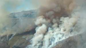 Sigue fuera de control el incendio forestal en un campo cerca de Ñorquinco