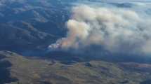 Imagen de Incendio forestal descontrolado cerca de Ñorquinco