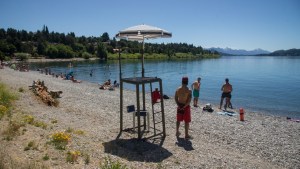 Bariloche no logra cubrir las vacantes de guardavidas para el verano