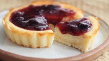 Imagen de Y para el momento dulce: tartitas de queso con dulce de frutos rojos