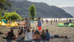 Quila Quina, la playa que la rompe este verano a 18 km de San Martín de los Andes