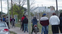 Imagen de Otra jornada de larga fila de personas para hisoparse en Viedma