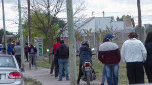 Otra jornada de larga fila de personas para hisoparse en Viedma