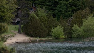 El complejo de Villa La Angostura que vertía líquidos cloacales puso un muelle en el lago, sin autorización