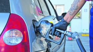 ¿Por qué y hasta cuándo van a subir los combustibles?