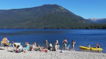 Imagen de Se cayó al lago en San Martín y un turista lo salvó cuando ya tenía hipotermia