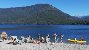 Se cayó al lago en San Martín y un turista lo salvó cuando ya tenía hipotermia