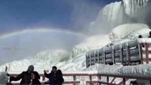 La increíble postal invernal en las cataratas del Niágara