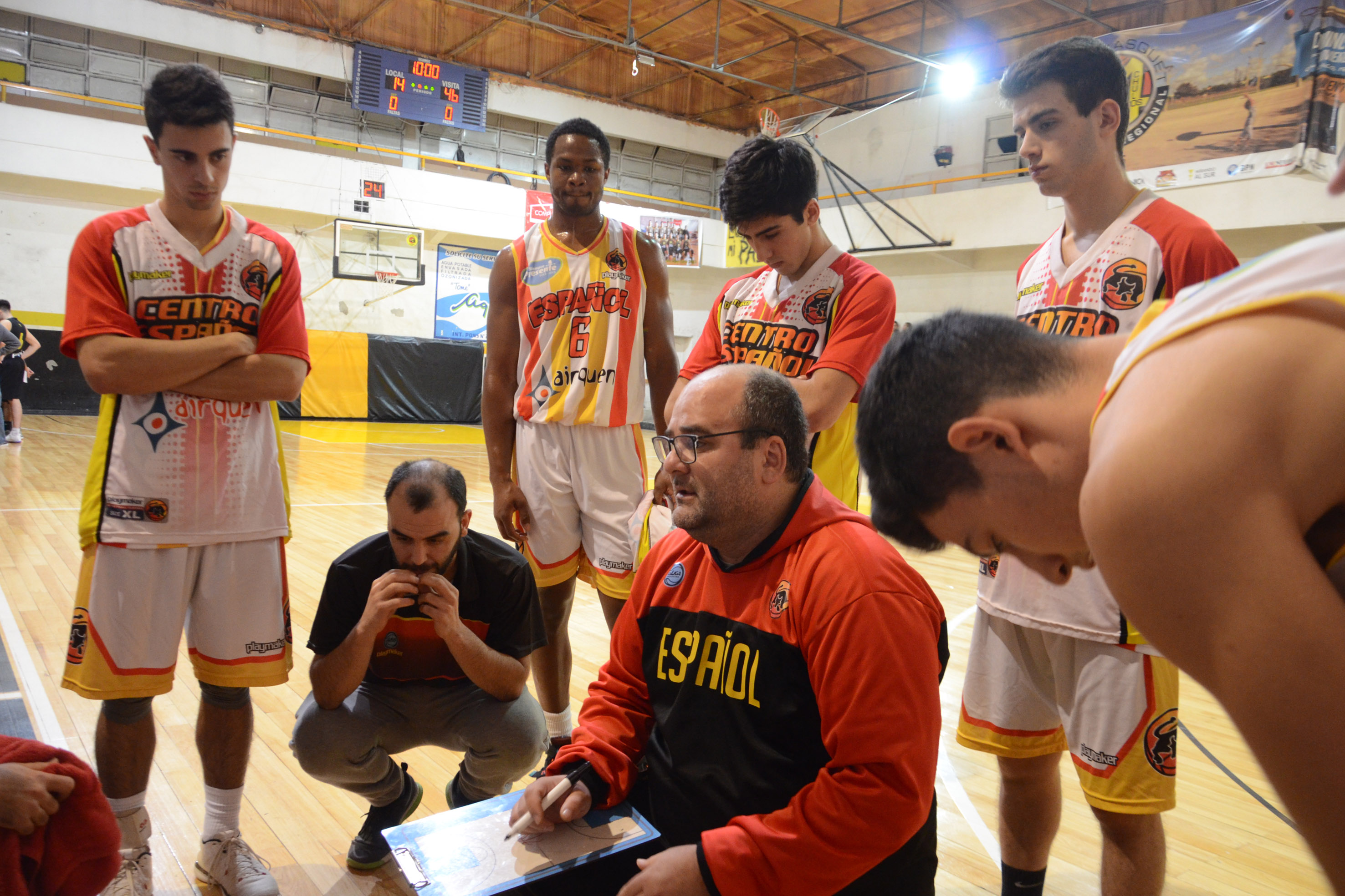 Mauricio Santángelo dirigiendo en el torneo Integración, Copa Diario Río Negro. Foto: Juan Thomes 