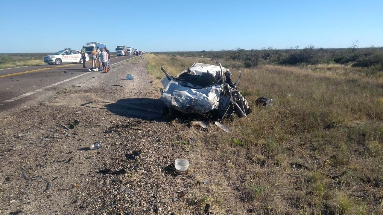 El Fiat Uno se cruzó de carril y terminó impactando frontalmente con un camión.(Foto: Jorge Tanos) 