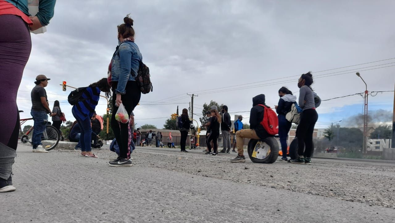 En Senillosa, los manifestantes cortaron la ruta en reclamo de tierras. (Gentileza).-