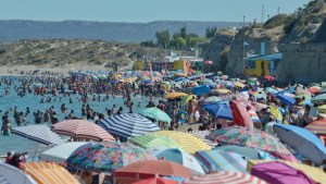 Playas colmadas en Las Grutas pese a la advertencia por las mareas altas