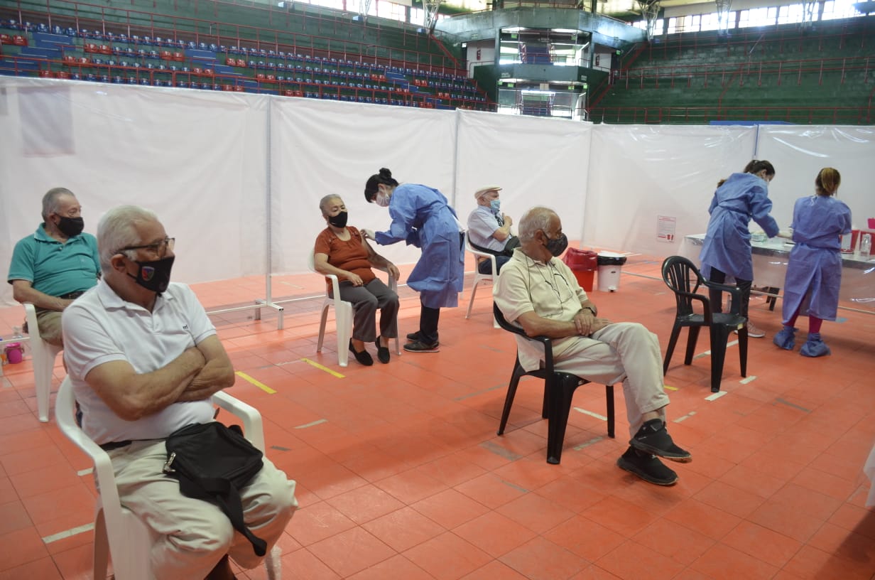 Hoy comenzó la campaña de vacunación de adultos mayores de entre 80 y 90 años. (FOTO: Yamil Regules)