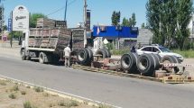 Imagen de Un camión volcó en Roca y perdió la carga de fruta sobre la Ruta 22