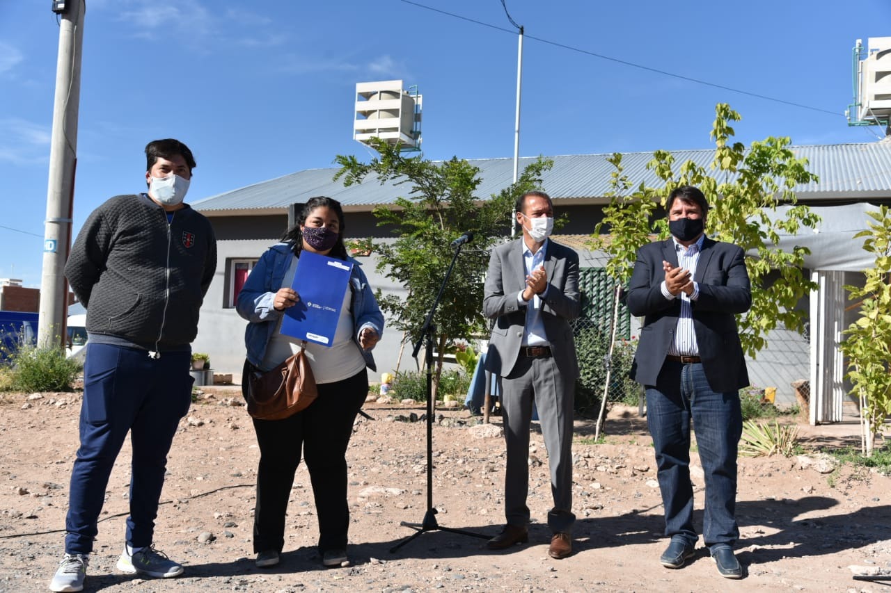 El gobernador Omar Gutiérrez y el intendente Mariano Gaido inauguraron ampliación de la red de gas (gentileza)